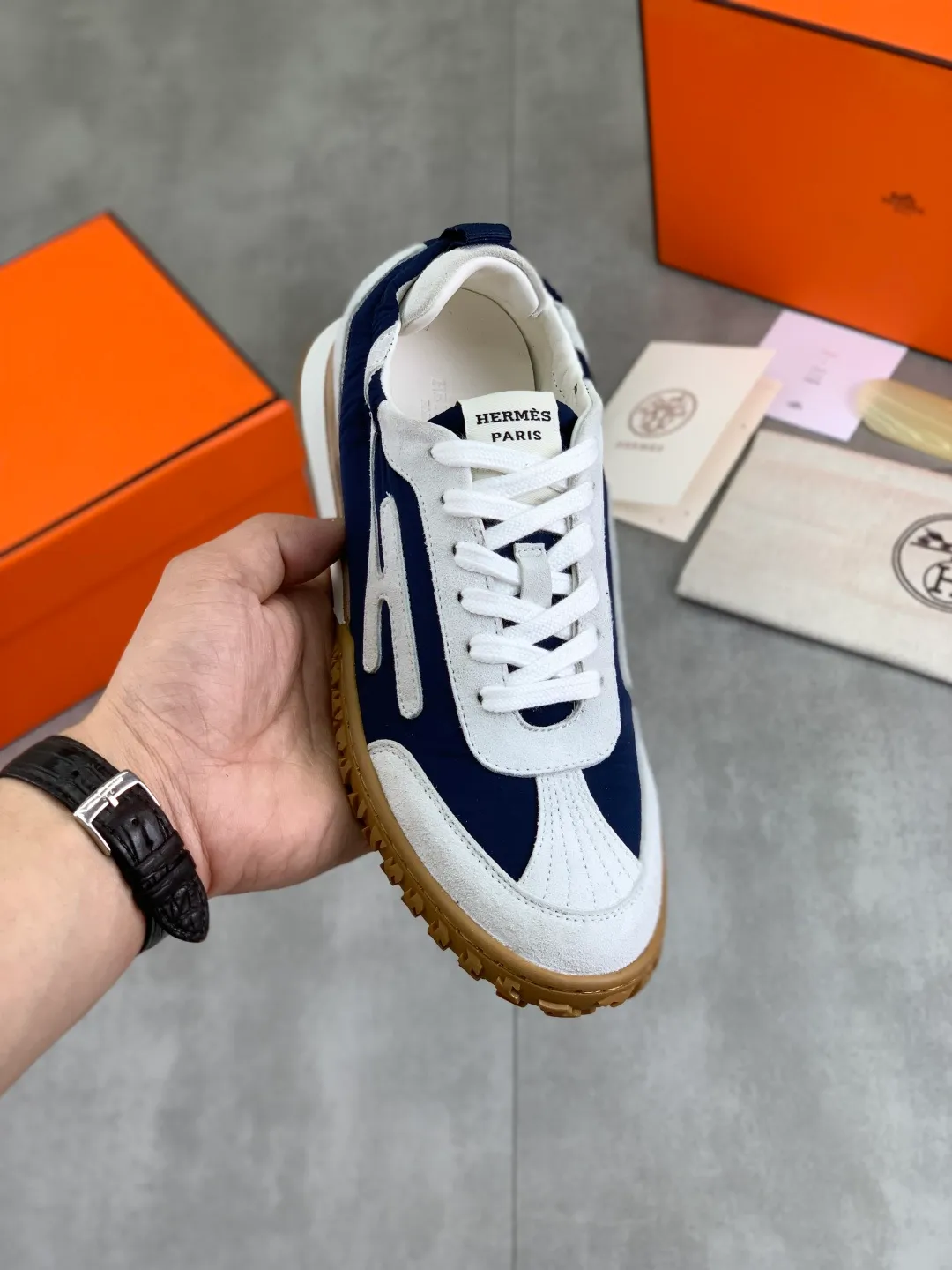 Men's men's shoes 💰P600 New model Top version Original order Hermes Hermès men's Drift Sneaker Summer new casual sports shoes Original purchase, development, production H family men's classic series, technological breathable fabrics with cowhide, casual sports shoes, casual shoes, sports dad shoes combine high-tech breathable materials and cowhide, H family exclusive button decoration on the side. The outsole is full of H italic design and bright colors to show vitality and continue the brand design inspiration. Stroll around the city lightly and feel free and comfortable. Delivered in exquisite packaging 🛍📦 ▪️Fabric: original customized breathable material + first-layer cowhide ▪️Inner: cowhide feet ▪️Outsole: molded and evacuated PU+TPU material ▪️Size: 35-45 Multiple colors available Premium packaging